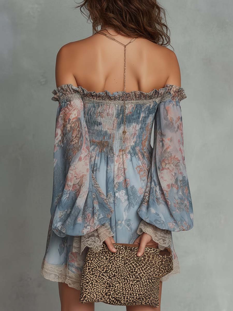 Abito Mini Chiffon Arricciato con Spalle Scoperte e Fiori Romantici