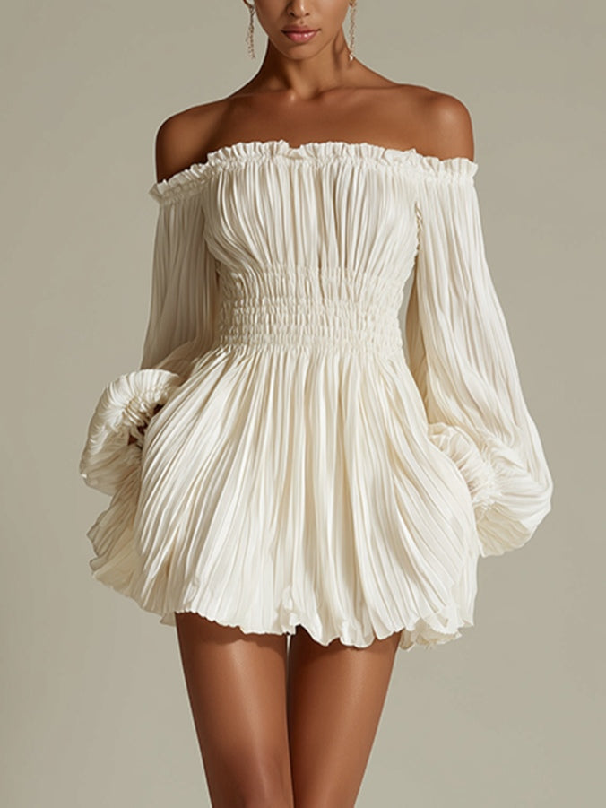 Abito mini arricciato con spalle scoperte e vita smock bianco