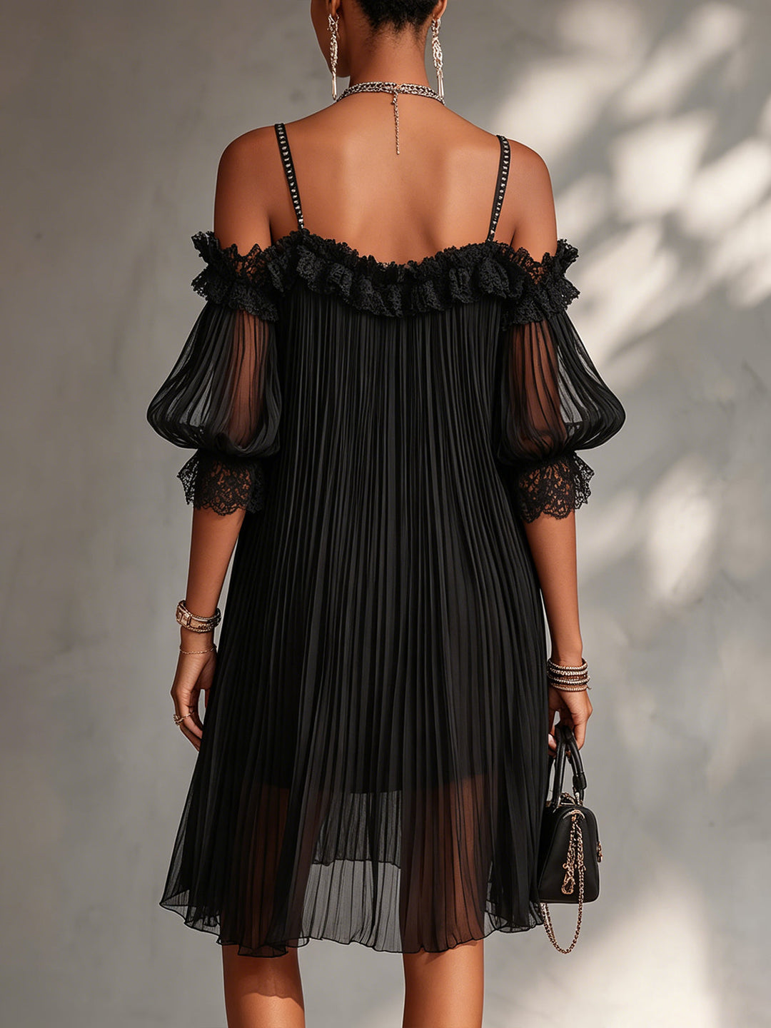 Abito Mini in Chiffon Nero con Spalle Scoperte e Bordo in Pizzo