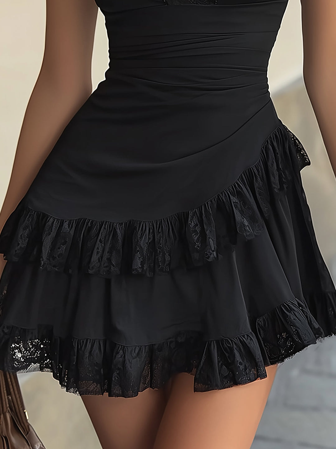 Abito Mini con Rouches in Pizzo Nero e Scollatura a V