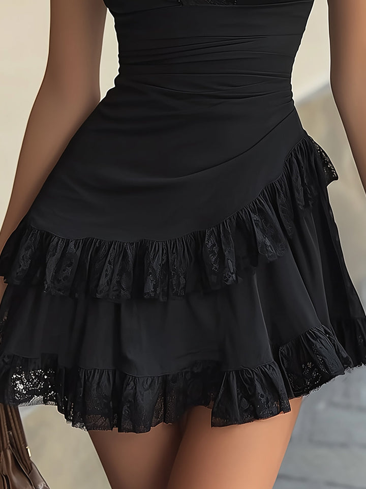 Abito Mini con Rouches in Pizzo Nero e Scollatura a V