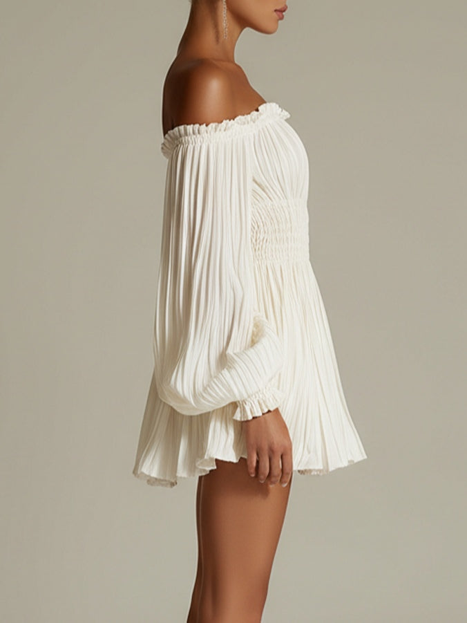 Abito mini arricciato con spalle scoperte e vita smock bianco