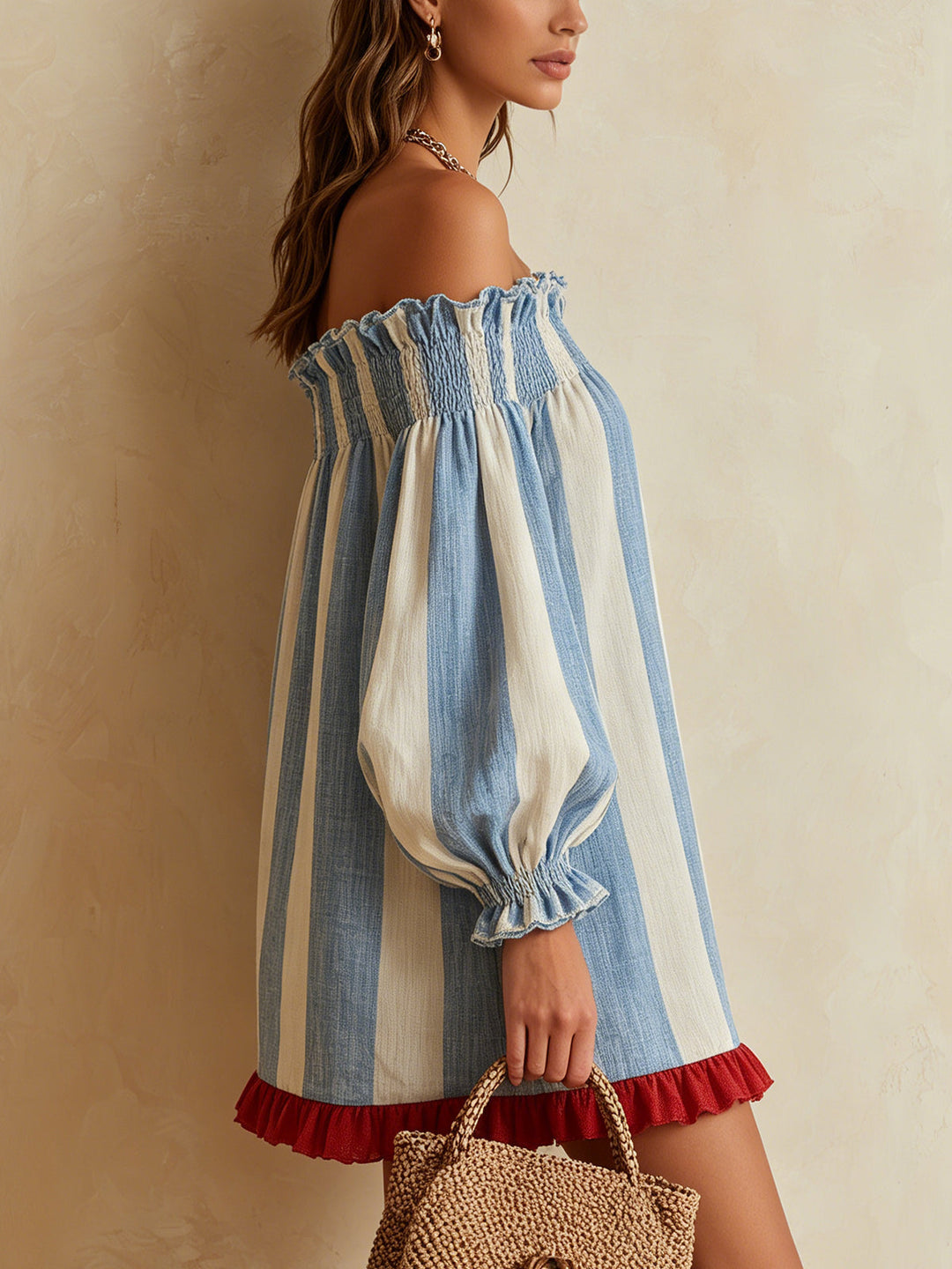 Mini abito a righe blu e bianche con scollatura off-the-shoulder e orlo a contrasto