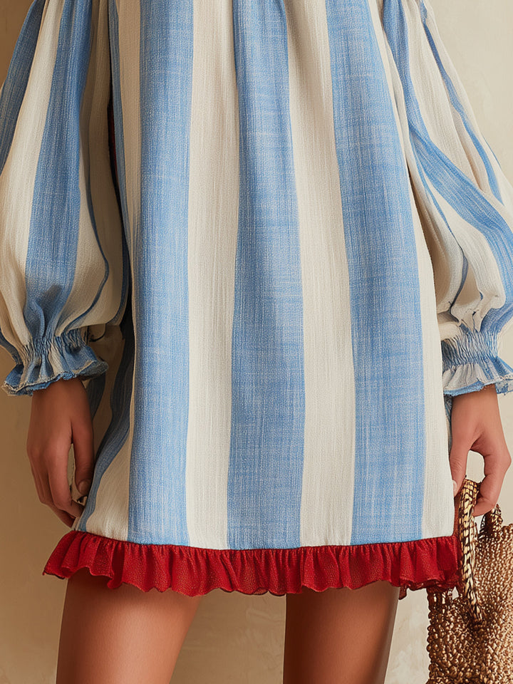 Mini abito a righe blu e bianche con scollatura off-the-shoulder e orlo a contrasto