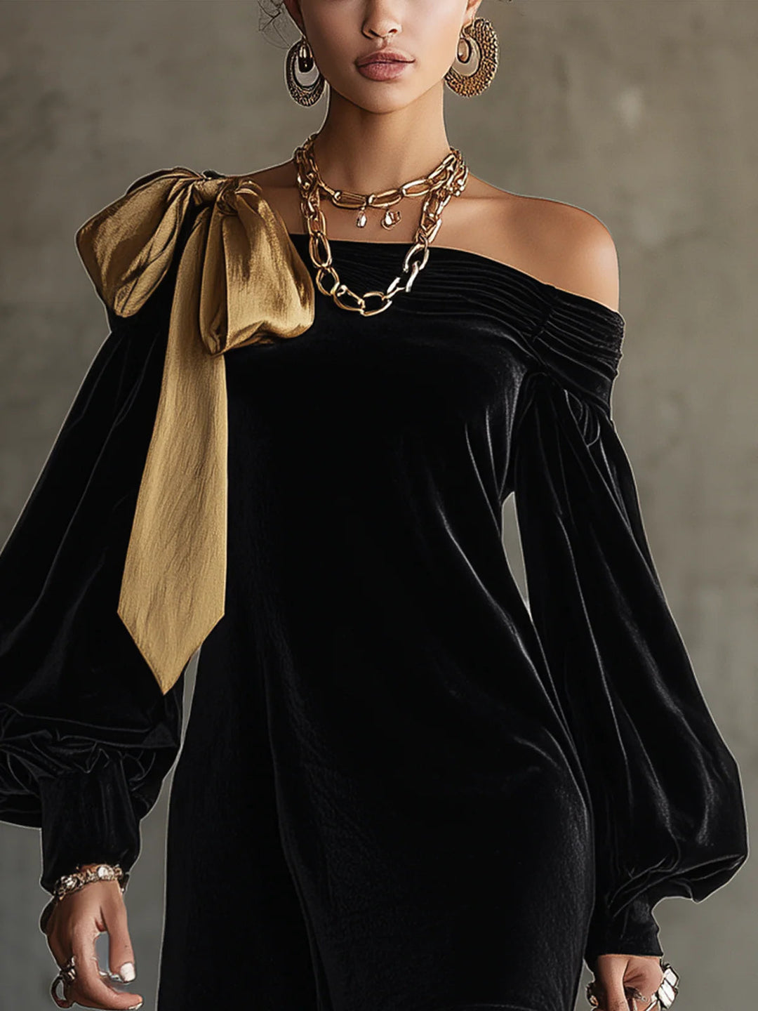 Abito Mini in Patchwork di Velluto Nero e Raso Oro Off The Shoulder