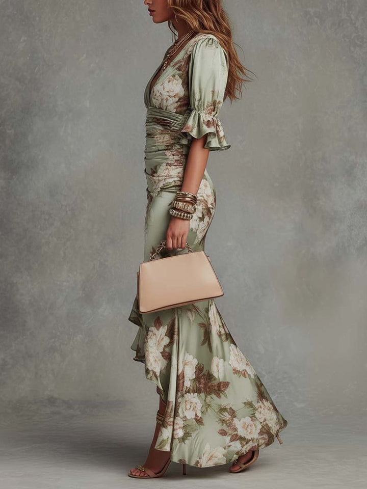 Abito Maxi Asimmetrico in Raso Verde a Fiori con Maniche a Campana Ruffle e Scollatura a V