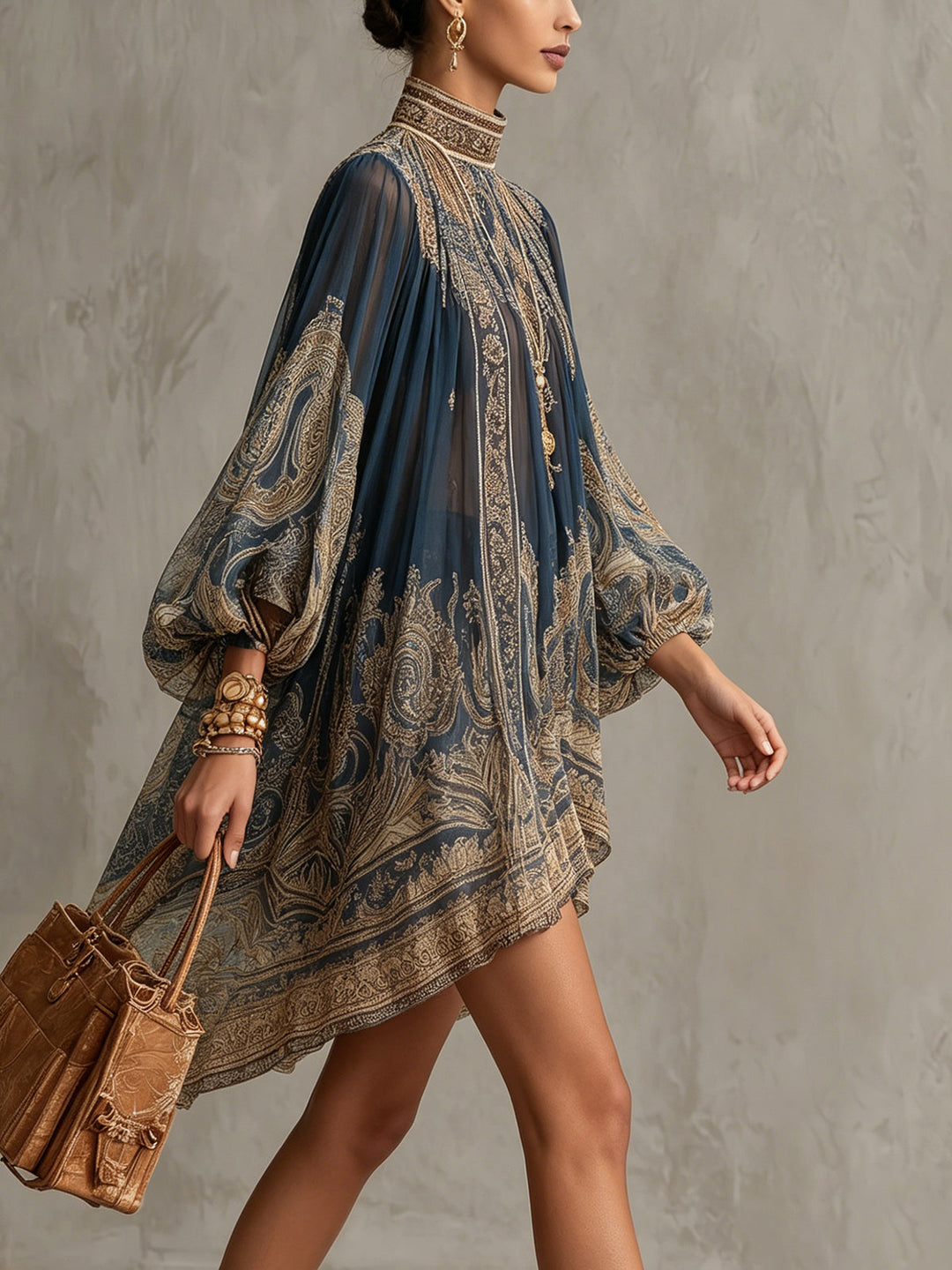 Abito Mini in Chiffon Irregolare con Stampa Barocca Blu Navy e Collo Alto