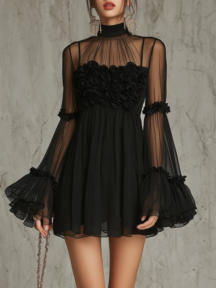 Abito Mini in Chiffon Plissettato con Applicazioni Floreali Nere e Collo Alto