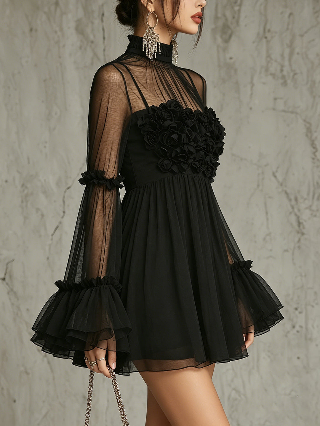 Abito Mini in Chiffon Plissettato con Applicazioni Floreali Nere e Collo Alto
