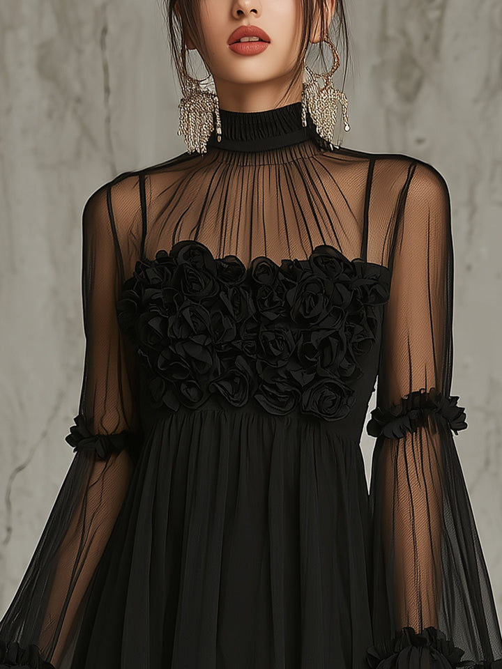 Abito Mini in Chiffon Plissettato con Applicazioni Floreali Nere e Collo Alto