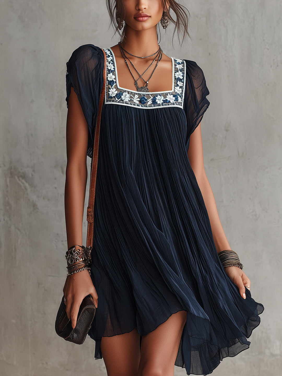 Abito Mini Plissettato in Chiffon Ricamato con Fiori Blu Navy