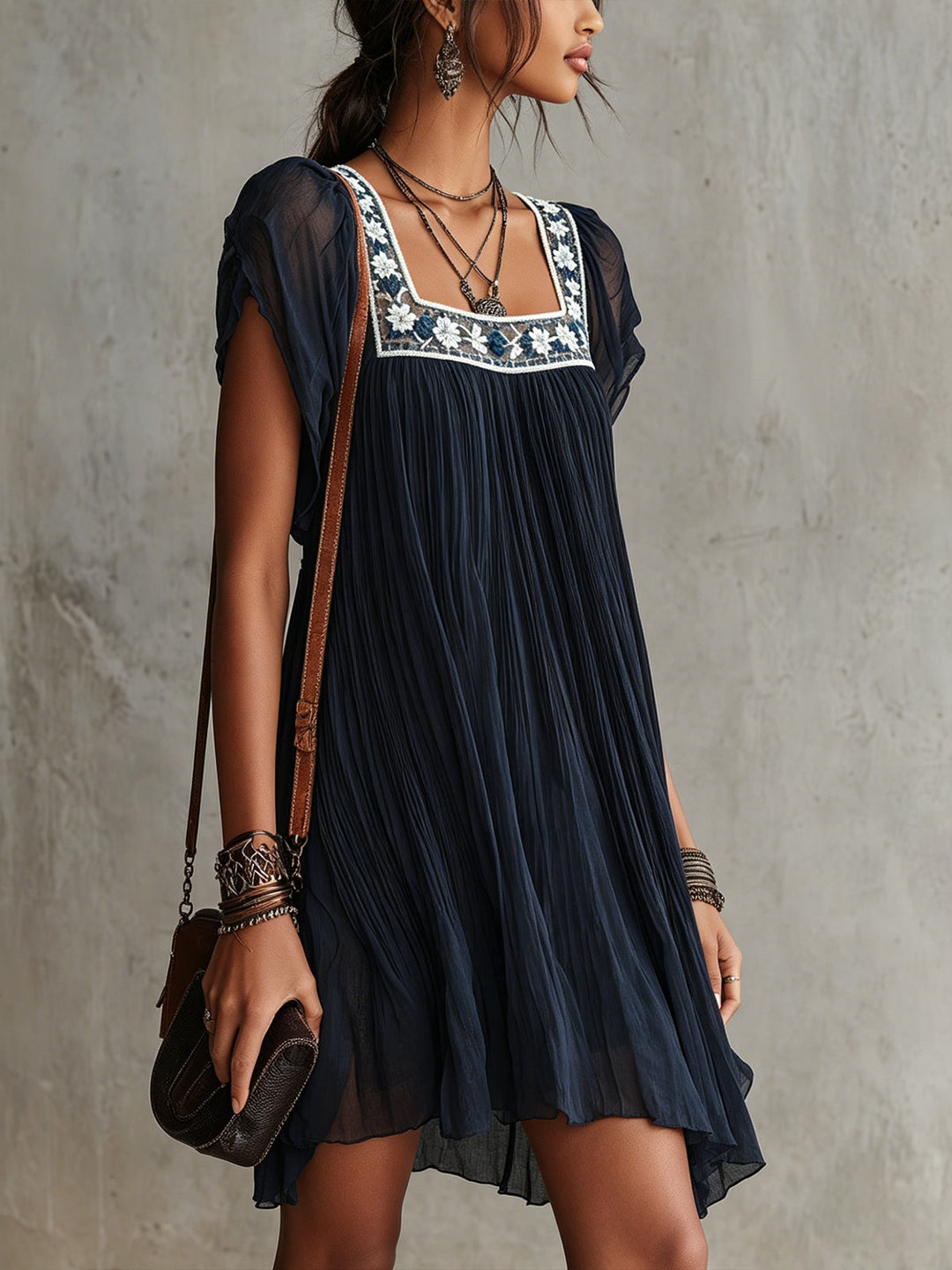 Abito Mini Plissettato in Chiffon Ricamato con Fiori Blu Navy