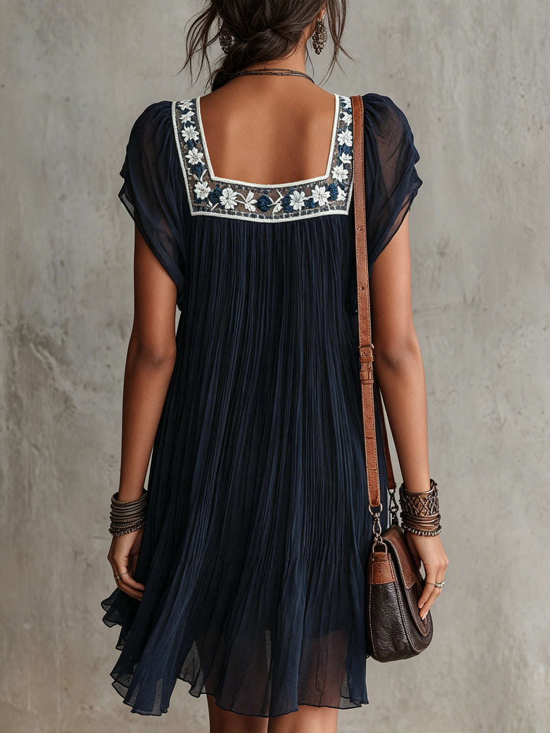 Abito Mini Plissettato in Chiffon Ricamato con Fiori Blu Navy