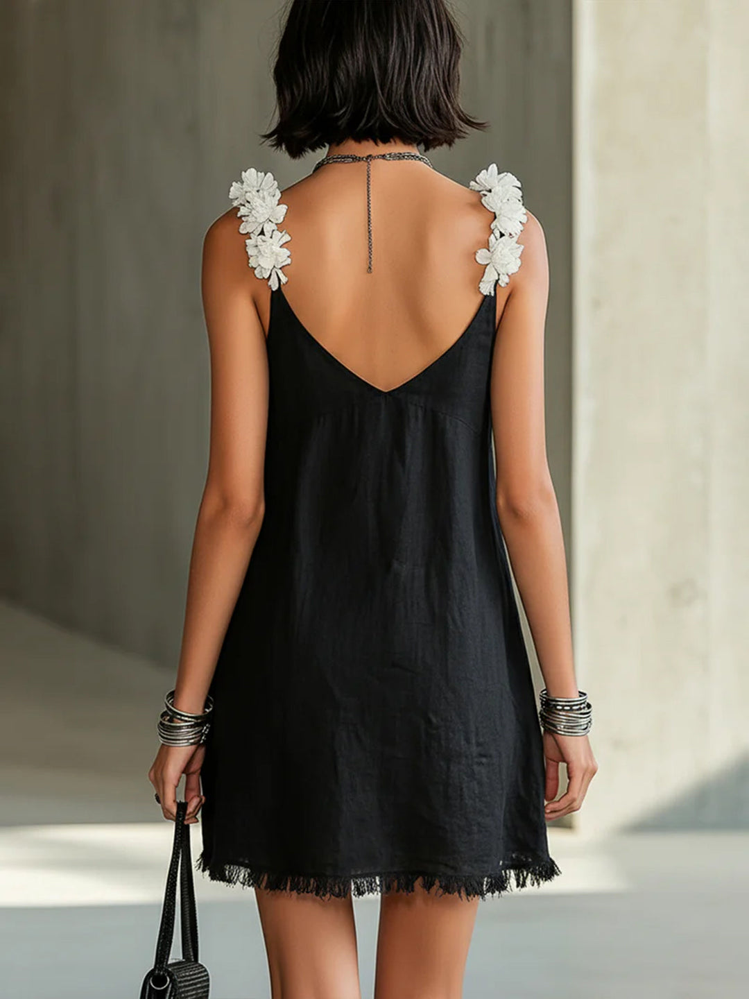 Abito mini nero con scollatura a V e spalline floreali