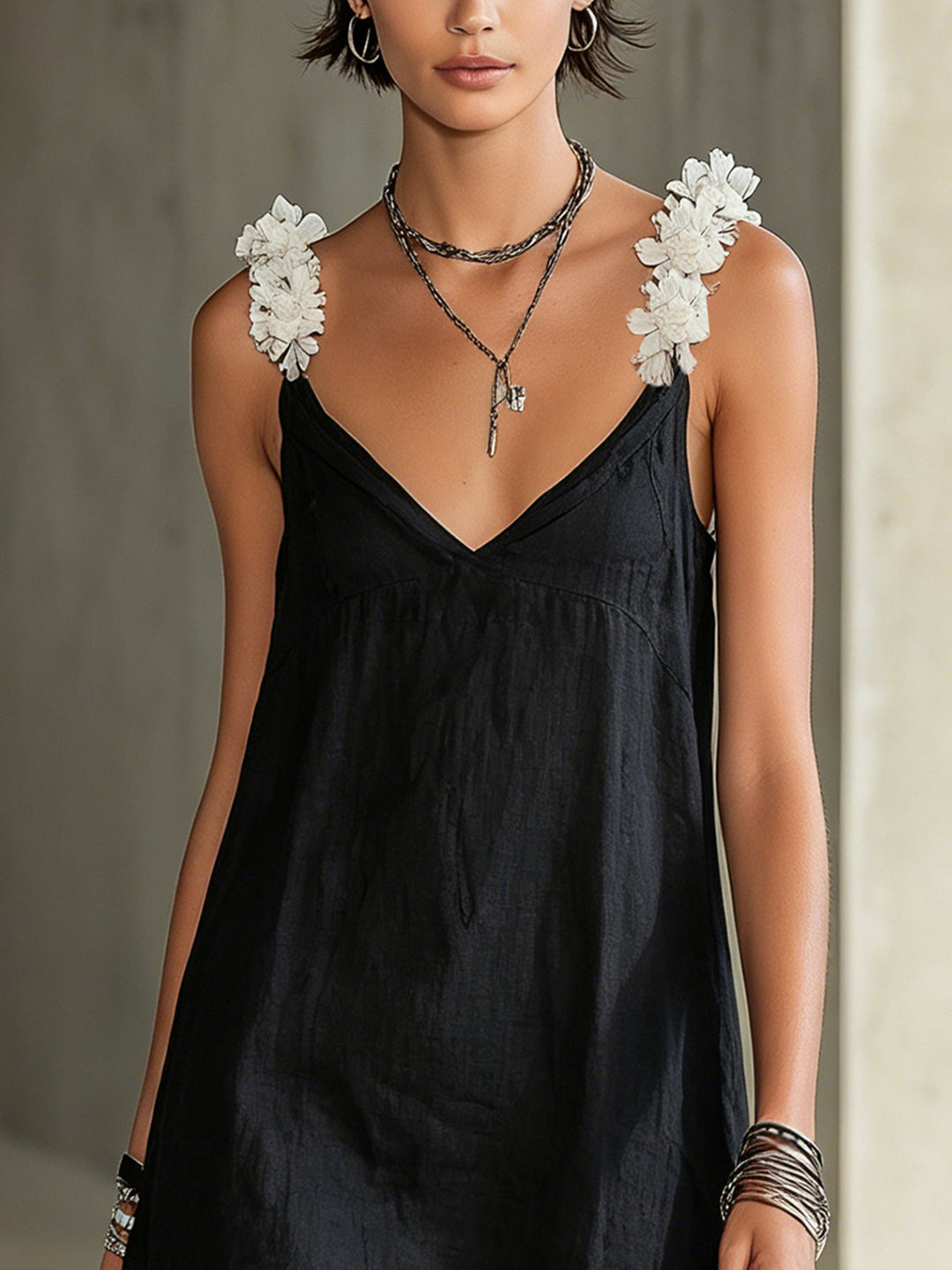 Abito mini nero con scollatura a V e spalline floreali