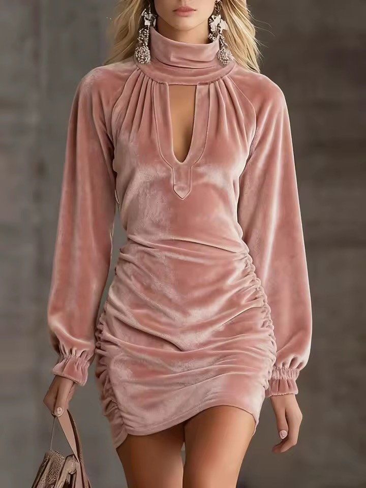 Abito Mini Ruché in Velluto con Collo Alto e Cutout